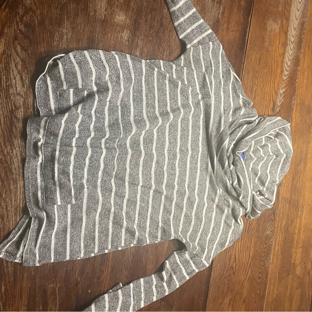 Women’s long sleeve scoop neck